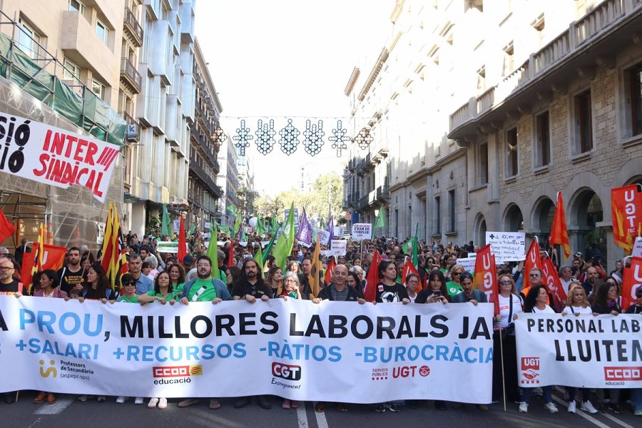 Més de 30.000 professores omplen els carrers de Barcelona contra la precarietat laboral i per més recursos a les aules