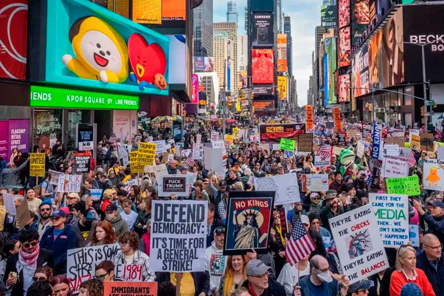 Més de set milions de persones en les protestes No Kings. Per a frenar Trump i el feixisme, necessitem un vaga general! Més de set milions de persones en les protestes No Kings. Per a frenar Trump i el feixisme, necessitem un vaga general!