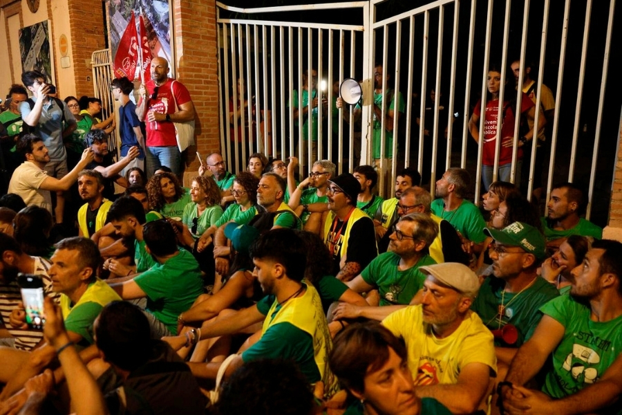 No volem les molles. Tenim la força per a aconseguir el pa sencer. Vaga indefinida fins a véncer!
