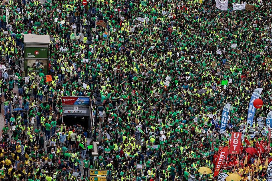 Una manifestació multitudinària tanca a València la primera setmana de vaga indefinida del professorat. L’educació pública es defensa lluitant!