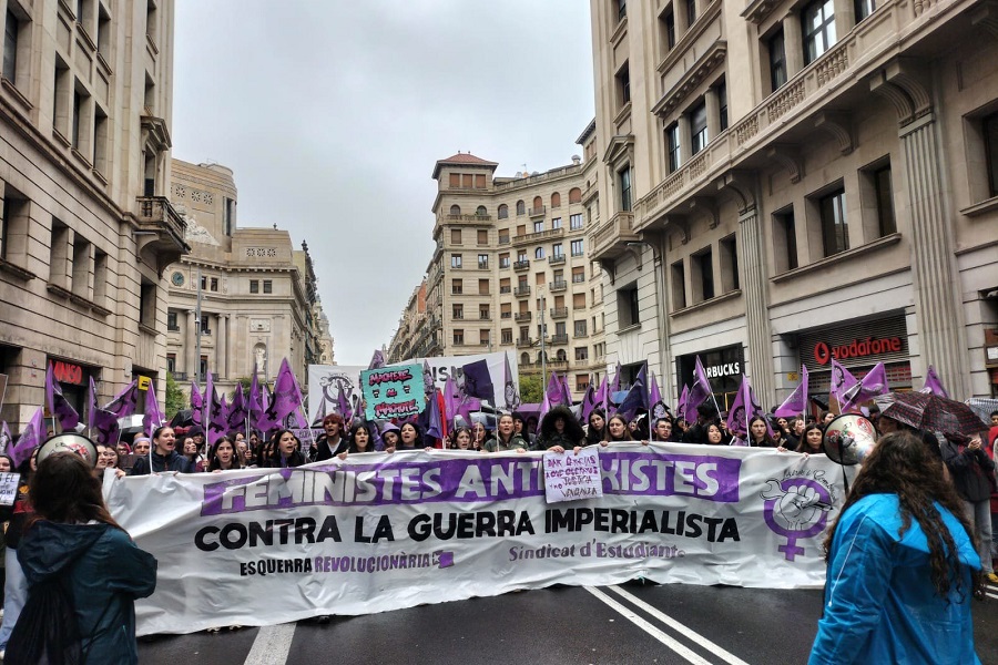 Una marea lila sacseja més de 40 ciutats en la vaga estudiantil feminista